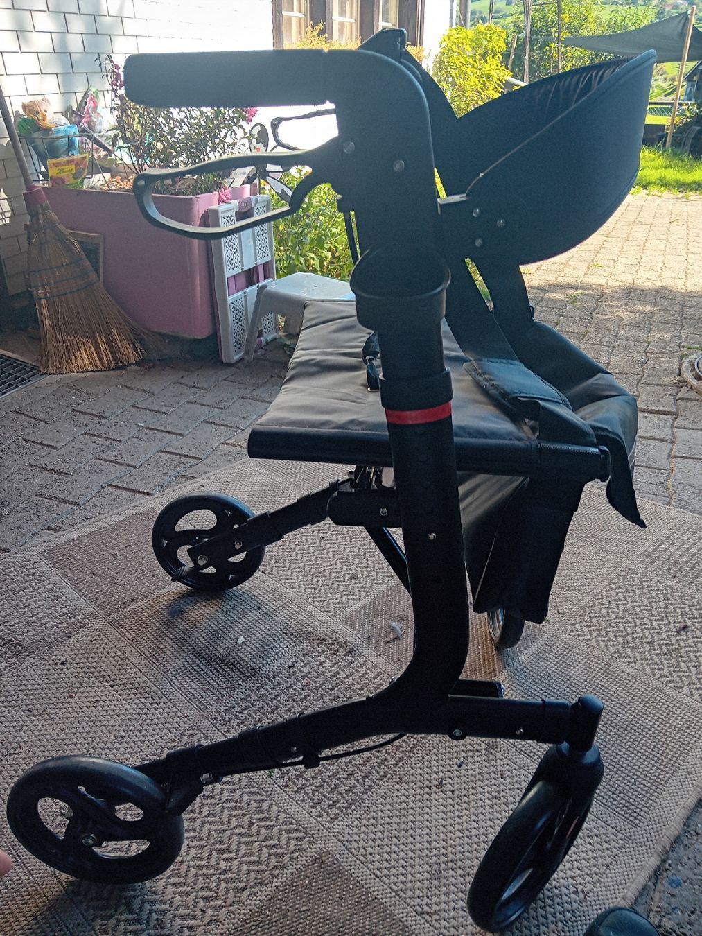 Ausili per la deambulazione: Rollator mit 2 Bremsen und Sitz – Usato da Egg / Flawil venduto da rockntom 1