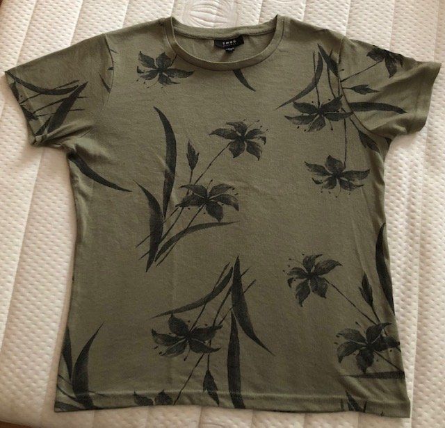 T-Shirts: T-shirt Immod vert olive, fleurs noires, taille S – Gebraucht aus Aigle von Tchamille
