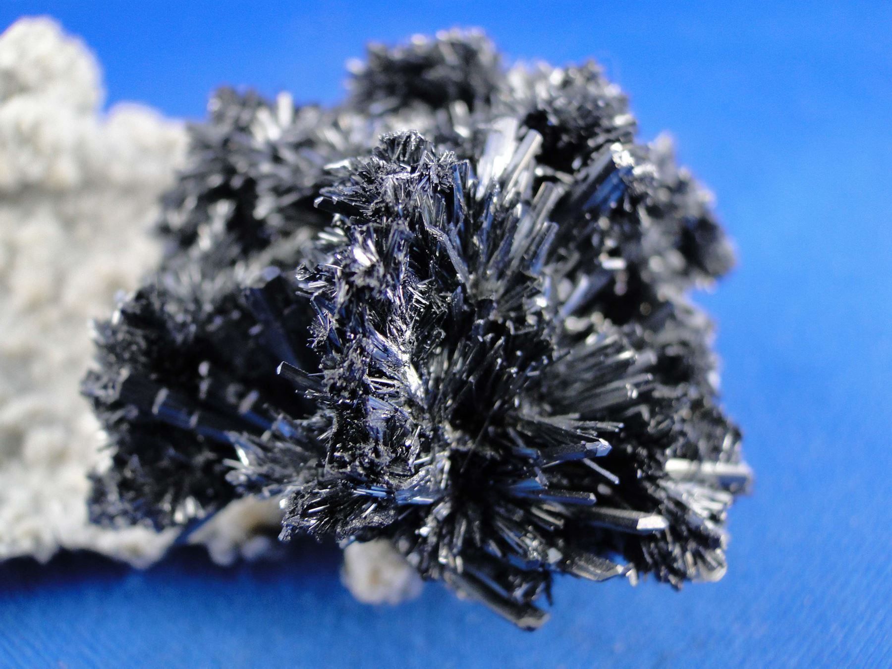 Minerali & Pietre curative: Stibnit auf Calcit – Usato da Schinznach Bad venduto da Demerald 4