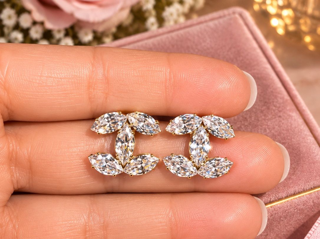 Orecchini pendenti & Orecchini a lobo: Boucles d'oreilles dorées look CC – Nuovo e nell'imballaggio originale da St-Maurice venduto da Sandrinette123 4