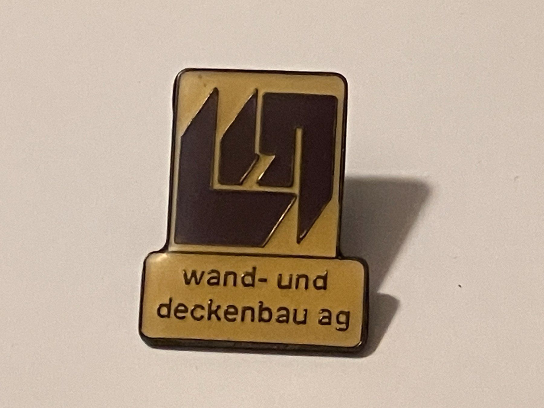 Placchette & Badge: 1 Pin Wand- und Deckenbau AG – Usato da Basel venduto da djwwpp