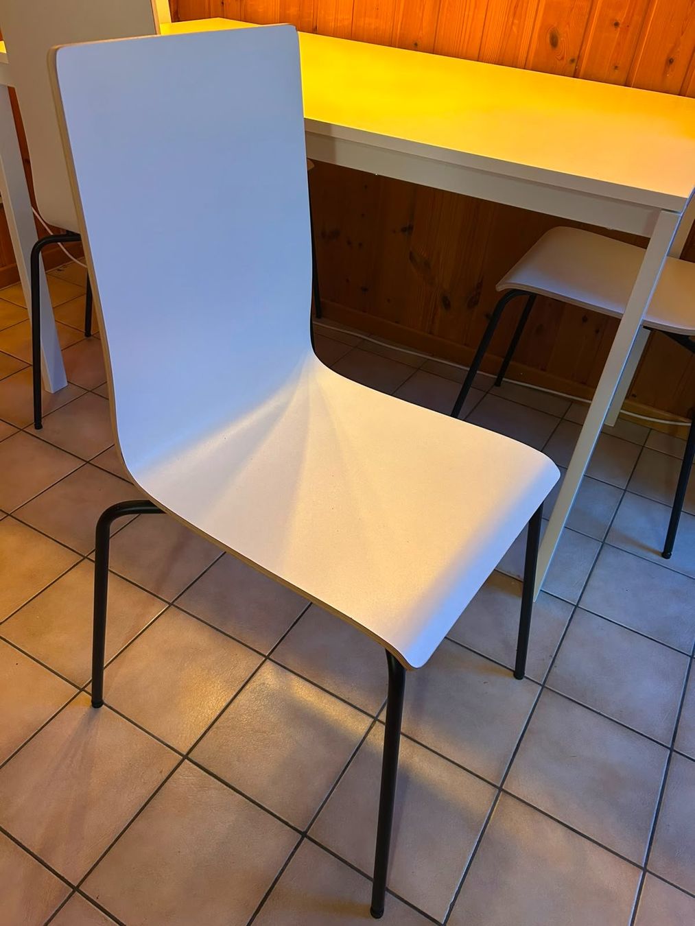 Ikea Tavoli: Weisser IKEA-Esstisch mit 4 passenden Stühlen – Usato da Romanshorn venduto da Hampi93 2