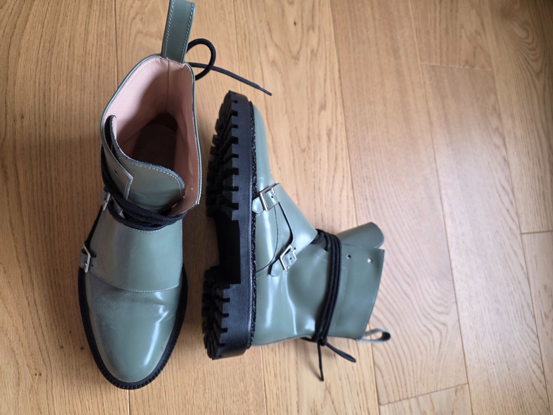 Scarpe da donna: Chaussures Inch handcrafted – Usato da Genève venduto da BarbaraCh-