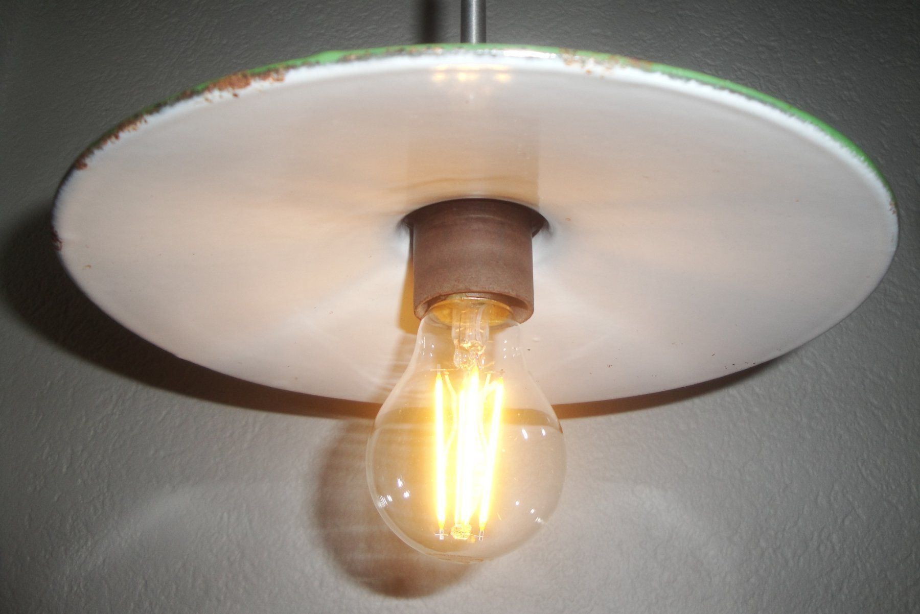 Lampen: Kellerlampe mit Emaillierter Lampenschi. – Gebraucht aus Zürich von Paykan 3