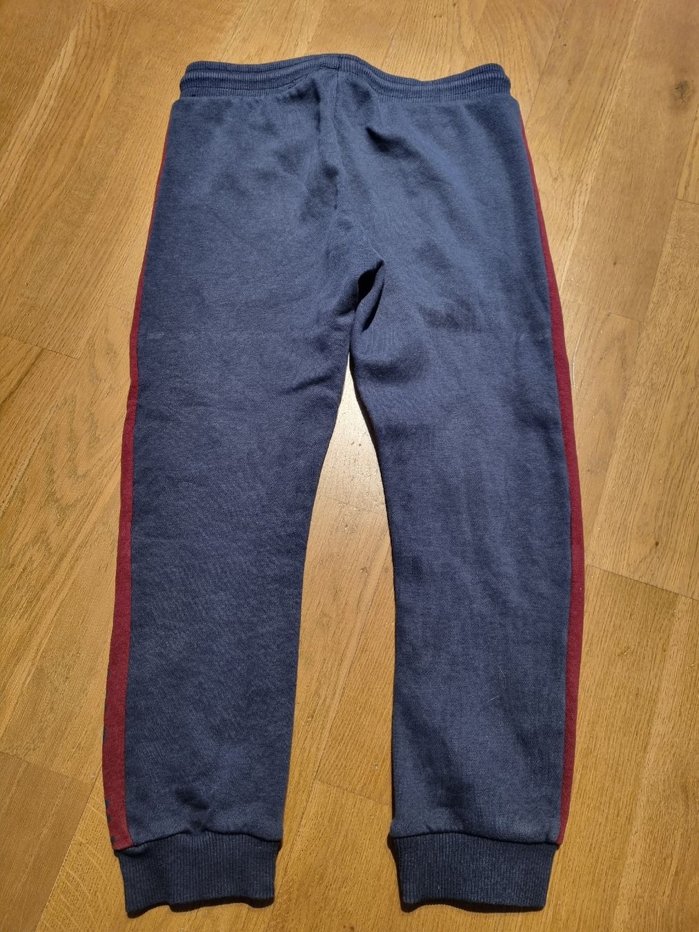 Pantalons: 2 Trainerhosen gr 122 – D'occasion à Rümlang par Franny93 2