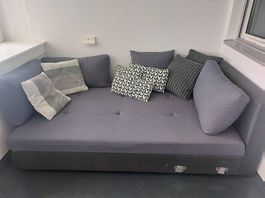 Ecksofa (oder zwei Einzelsofas)