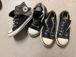 Zwei Paar Converse Schuhe