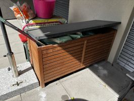 Gartenbox aus Holz mit dunklem Deckel gebrauchter Zustand