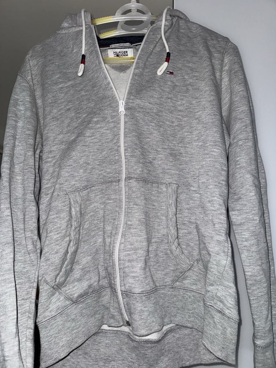 Tommy Hilfiger Jacken: Tommy Hilfiger Hoodie Grau Gr. S – Gebraucht aus Pfäffikon ZH von Tetu.33