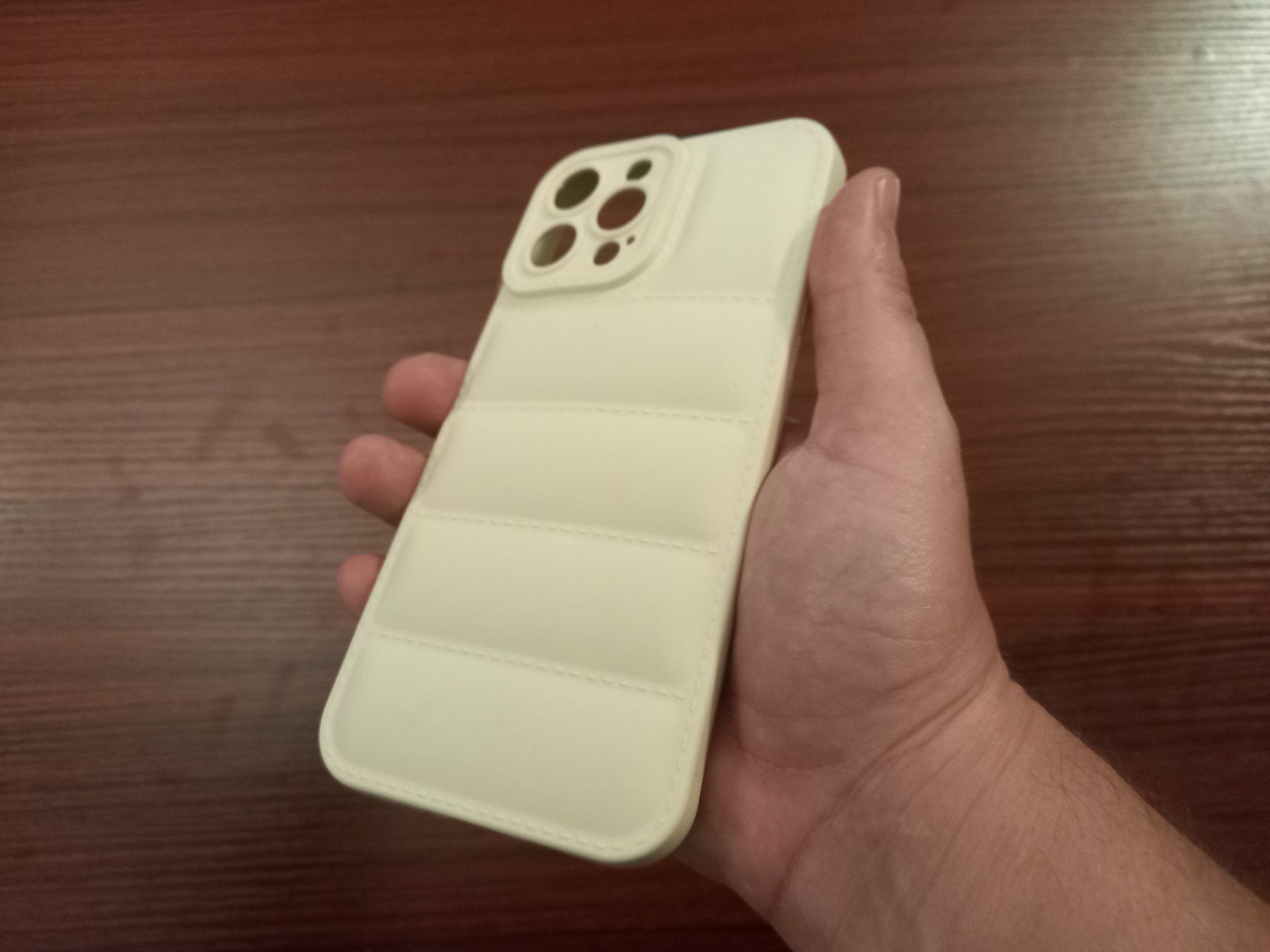 Apple Cover & Protezioni schermo: Silikonhülle Creme Farbe für Iphone 15 Pro – Nuovo e nell'imballaggio originale da Lausanne venduto da KUNKI-DESTOCK 2