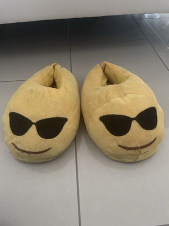 Coole Emoji Hausschuhe, Grösse 38-42, Neuwertig!