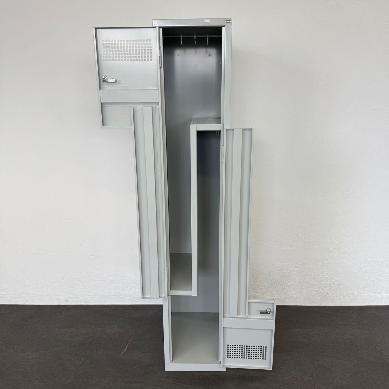 Schränke: C + P Möbelsysteme Classic Plus Z-Spind 2 Abteile Lichtgrau – Gebraucht aus Schönenwerd von mcofficeshop 1