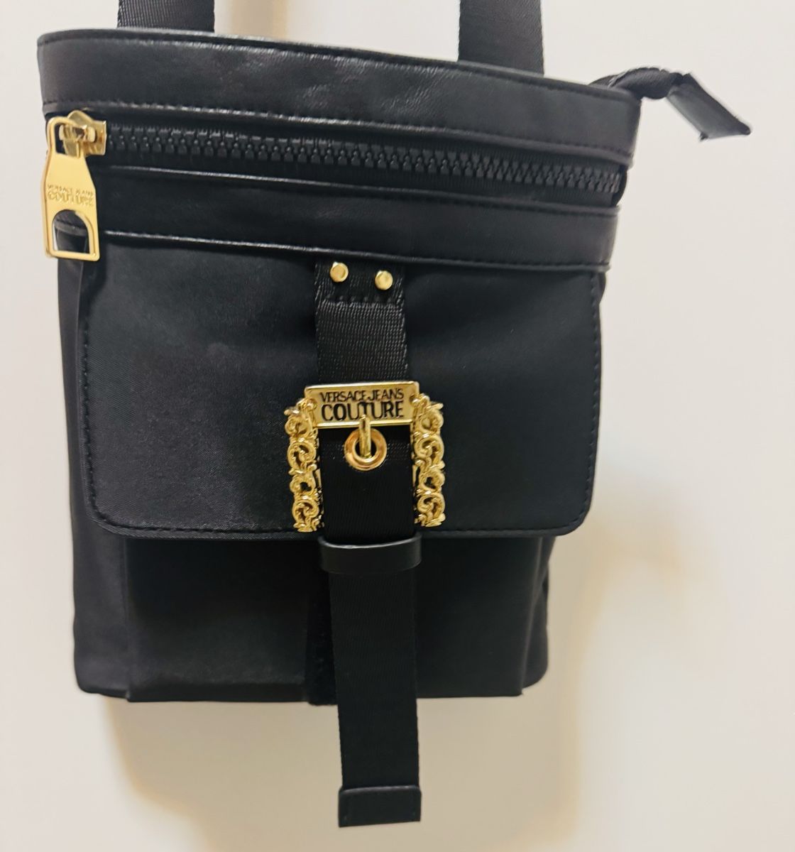 Versace Autres vêtements & accessoires: Borsa a tracolla Versace Jeans Couture Unisex nero – D'occasion à Volketswil par mau_9pxs