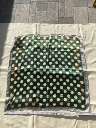 NEU 100% Seide Foulard, Schal, Bandana, 67x67cm, Punkte