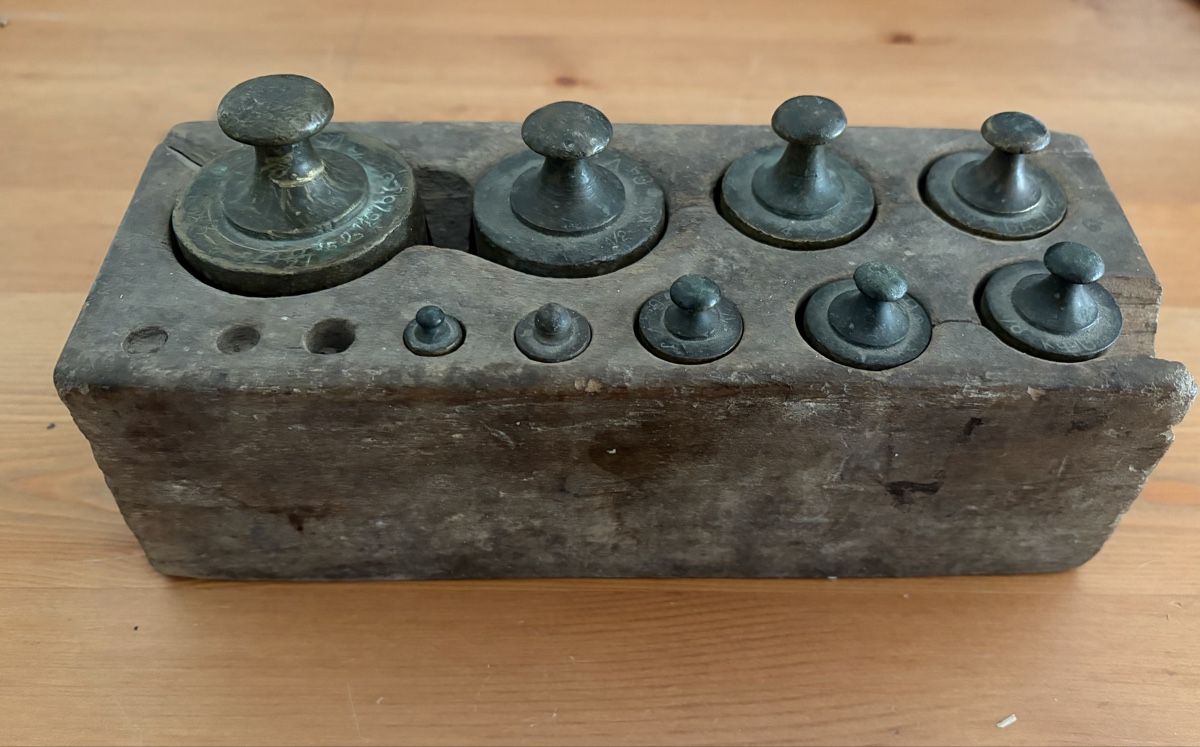 Balances et poids: Alte Eisengewichte mit Holzblock  – D'occasion à Hochfelden par larson27