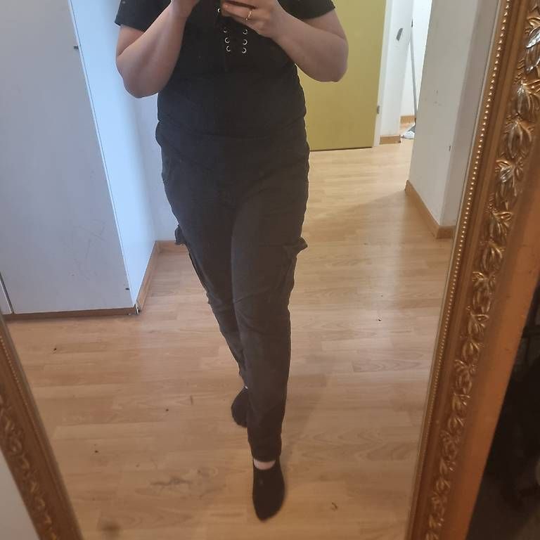 Pantaloni: Schwarze Zara Cargo-Hose Damen  – Usato da Bern venduto da DiLara2000 2