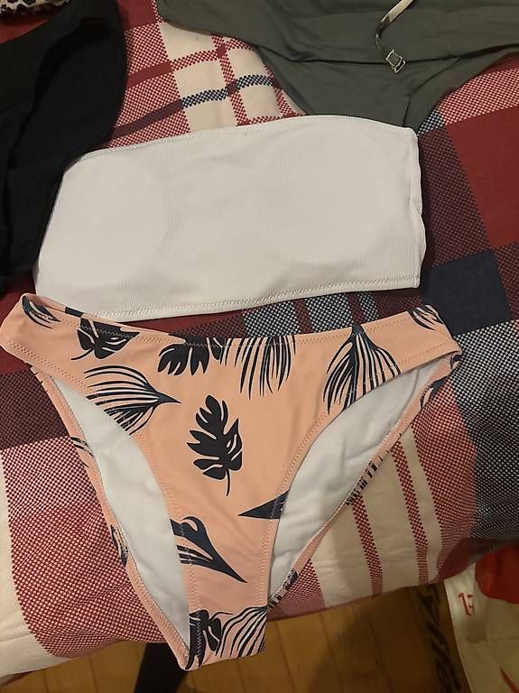 Costumi da bagno & Bikini: Costumi da bagno S/M – Usato da Bellinzona venduto da giu_2g9f 3