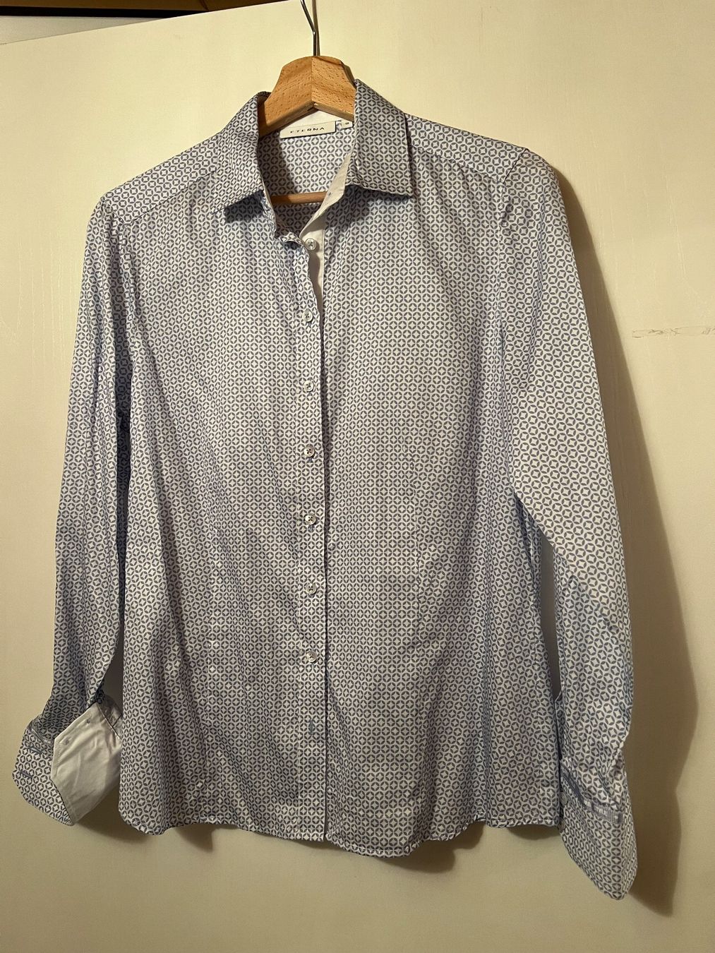 Eterna Camicette: Eterna Damen Bluse weiss-blau gemustert, Grösse 38 – Nuovo (secondo la descrizione) da Ruggell venduto da Malbuntiger01 1