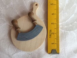 Älteres Puppenküchen Brett mit Wiegemesser