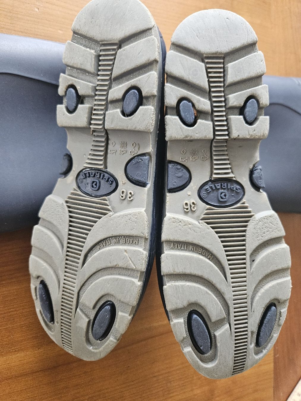 Chaussures hommes: Kinder-Gummistiefel, Spirale, Gr. 36 – D'occasion à Niederweningen par FlowerNZL 2