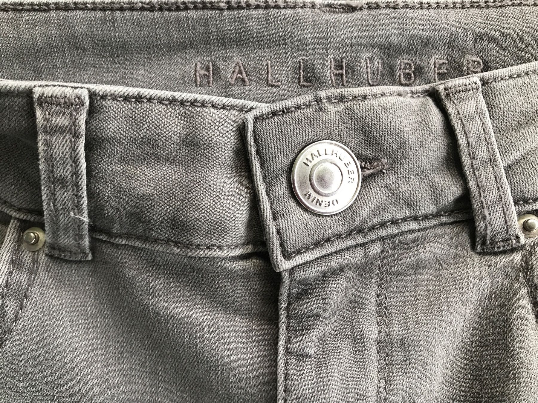 Hallhuber Pantaloni: Hallhuber Shorts Jeansshorts hellgrau, Grösse 36 – Usato da Ebnat-Kappel venduto da Molton 2