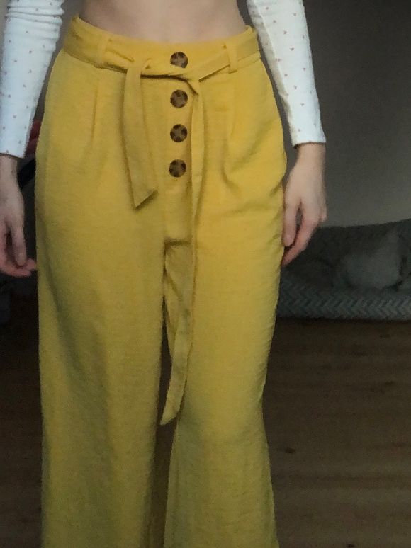 Stradivarius Hosen: Pantalon d’été couleur moutarde – Gebraucht aus Bulle von sop_ct6x
