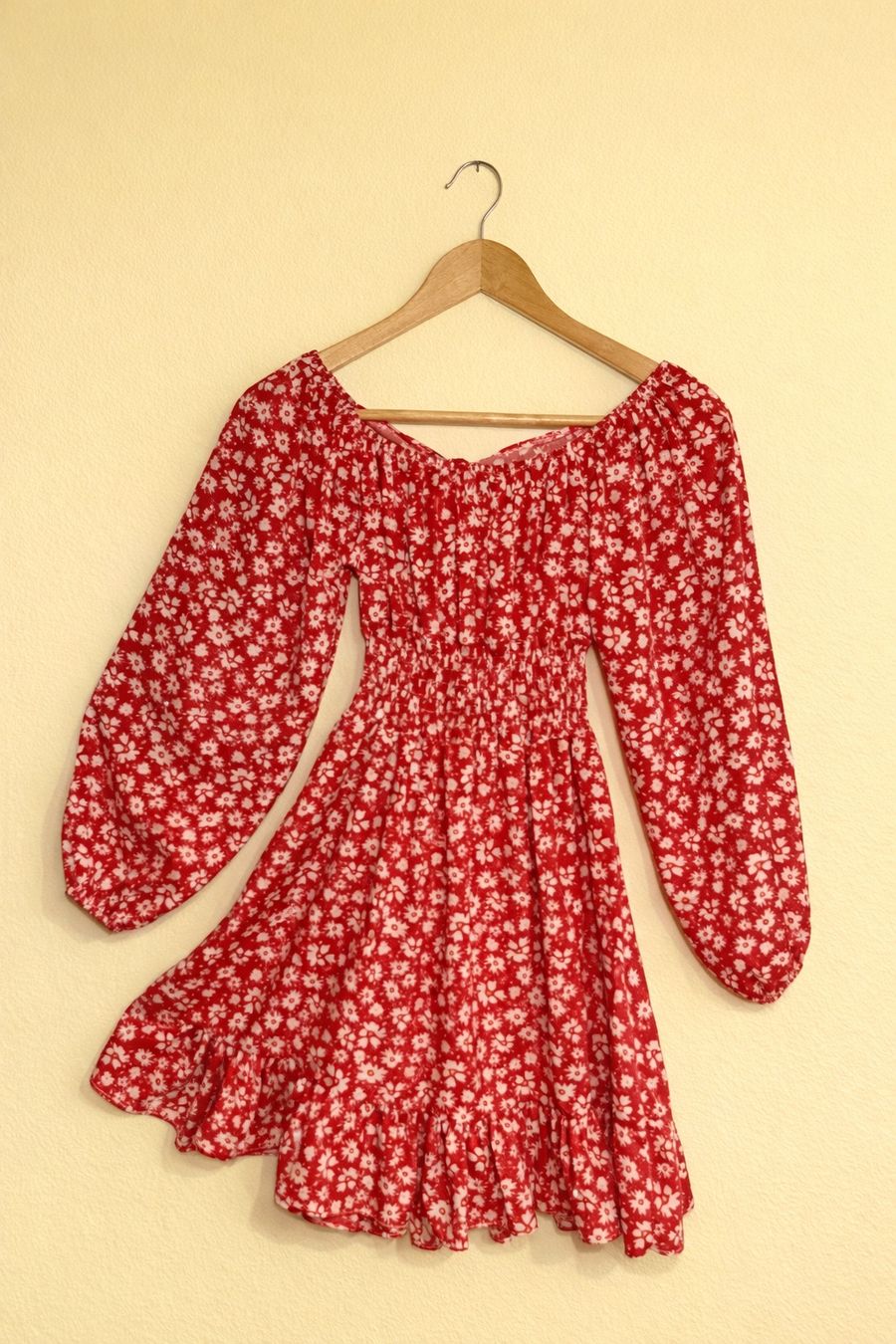 Kleider: Rotes Sommerkleid mit Blumenmuster – Gebraucht aus Stäfa von buecher10