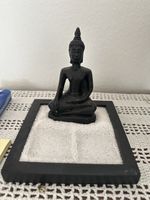 Buddha Figur mit Zen Garten