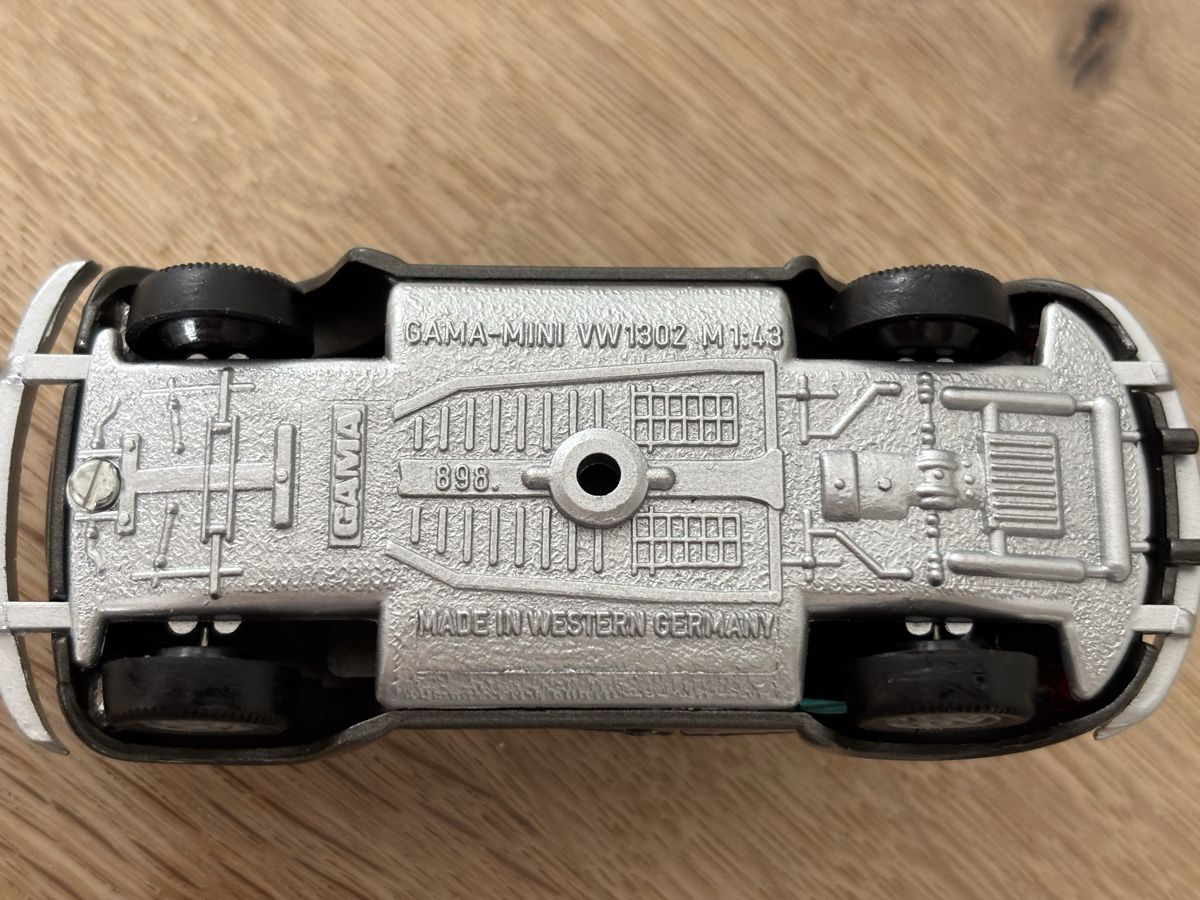 Volkswagen Modellautos: 1 VW Käfer**1:43**Gama** – Gebraucht aus Volketswil von Car6 6