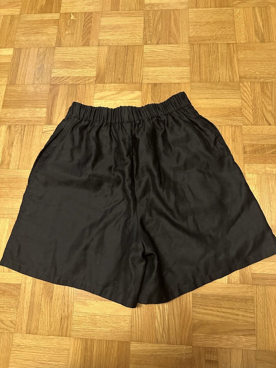 Max Mara Pantaloni: MaxMara oversized Shorts mit Gummizug – Nuovo (secondo la descrizione) da Meisterschwanden venduto da fulLhouse21 3