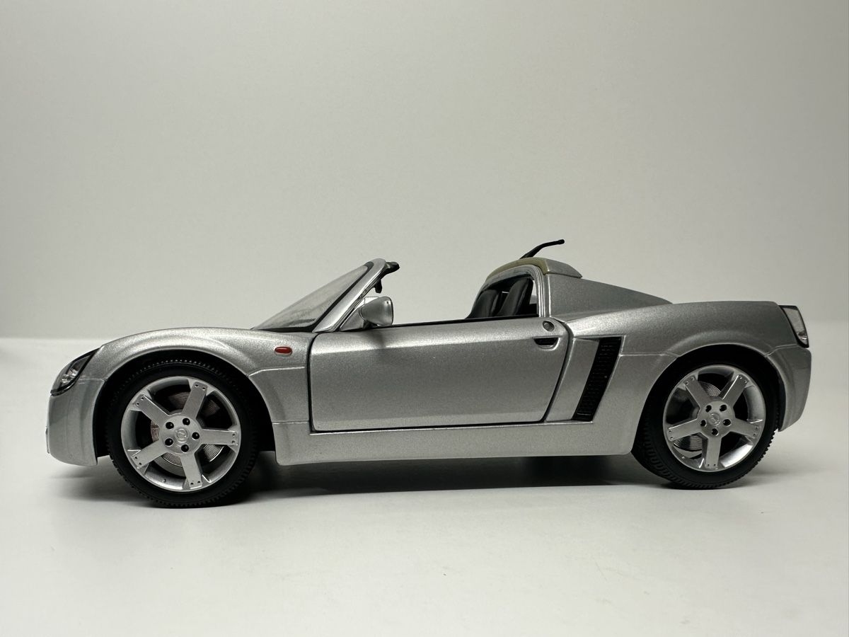 Maisto Modellautos: Opel Speedster 1:18, silber, Maisto – Gebraucht aus Zofingen von  2
