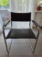 Metallstuhl mit Ledersitzfläche und Rückenlehne