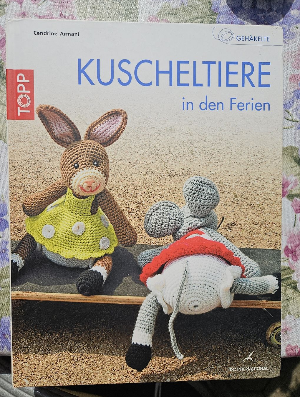 Libri: Häkelbuch "Kuscheltiere in den Ferien" – Usato da Ebikon venduto da SecondChance_byM