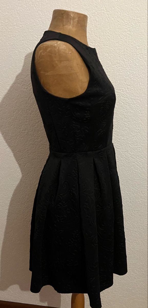 Robes: Robe de cocktail Rinascimento – D'occasion à St-Pierre-Clages par ste_xk6p 1