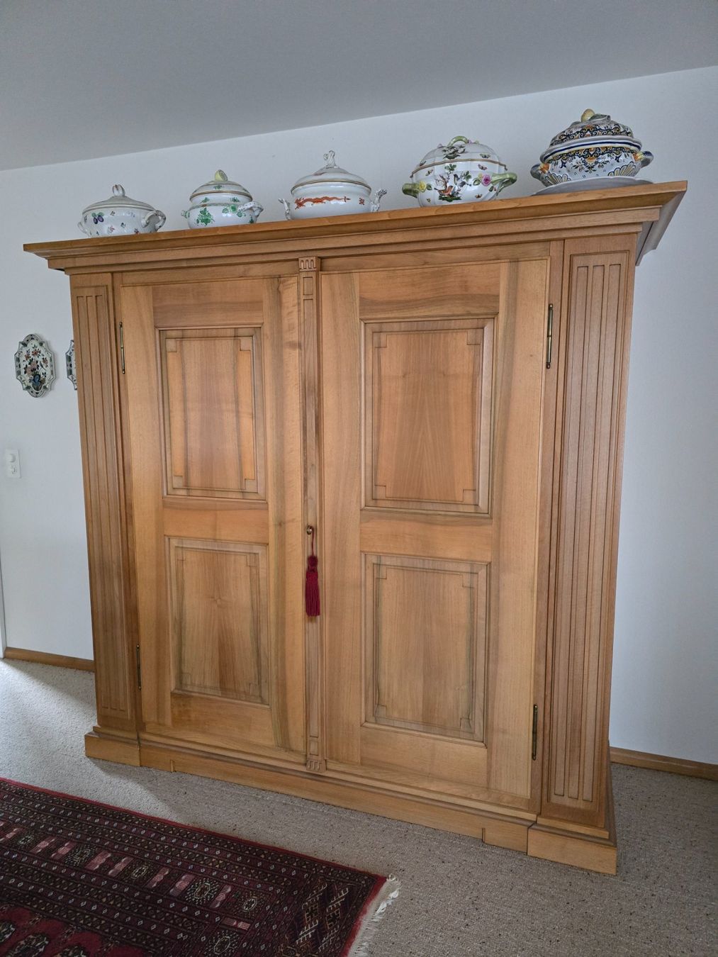 Armadi: Nussbaumschrank – Usato da Allschwil venduto da chr_6yxm
