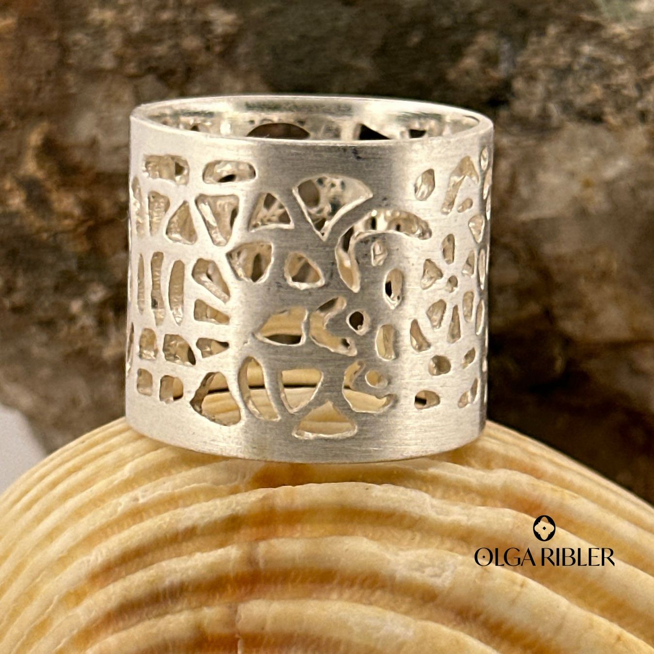 Olga Ribler Anelli: Breiter Silberring matt gemustert modern 19 mm – Nuovo (secondo la descrizione) da Luzern venduto da Schmuckoutlet 1