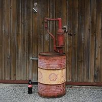 Bennett Fasspumpe auf altem Shell-Ölfass