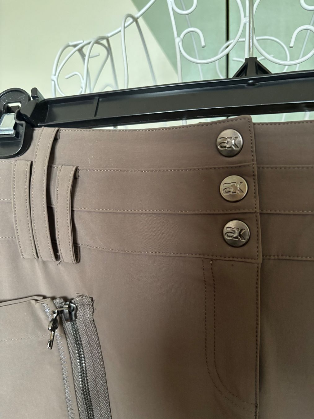 Pantaloni: Pantalon 3/4 neuf Akela – Usato da Murten venduto da Louis1954 1