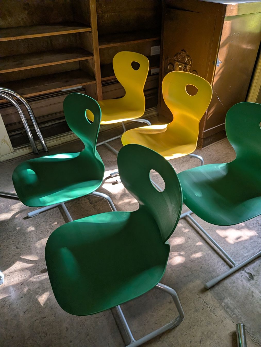 Stühle: farbiger Freischwinger  – Gebraucht aus basel von sta.bile 1