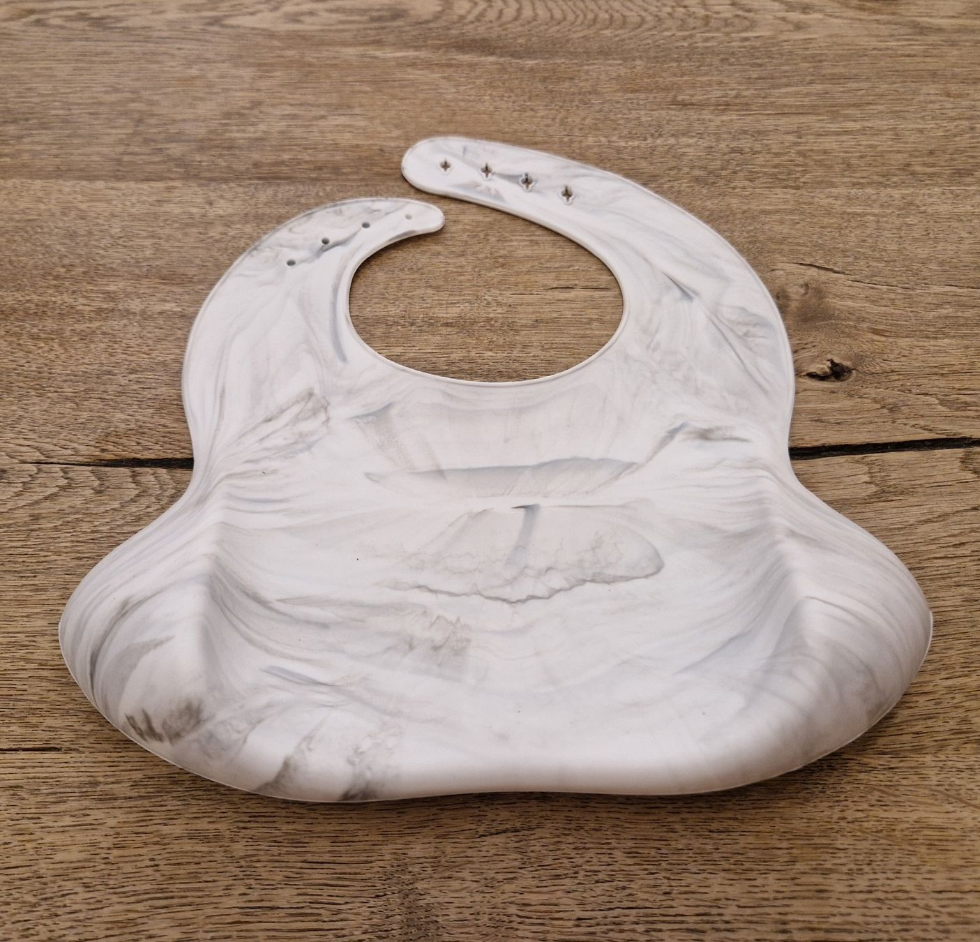 Pasti del neonato: Silikon-Lätzchen Marmormuster Babylätzchen mit Tasche Neu – Nuovo e nell'imballaggio originale da Schindellegi venduto da COIFFY 1
