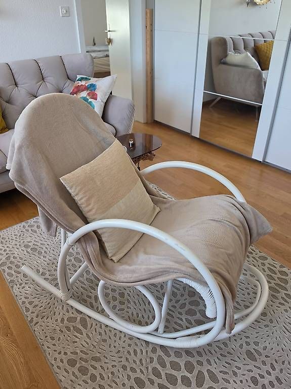 Stühle: Eleganter Schaukelstuhl in Weiss – Gebraucht aus Riehen von tan_m7qk 1