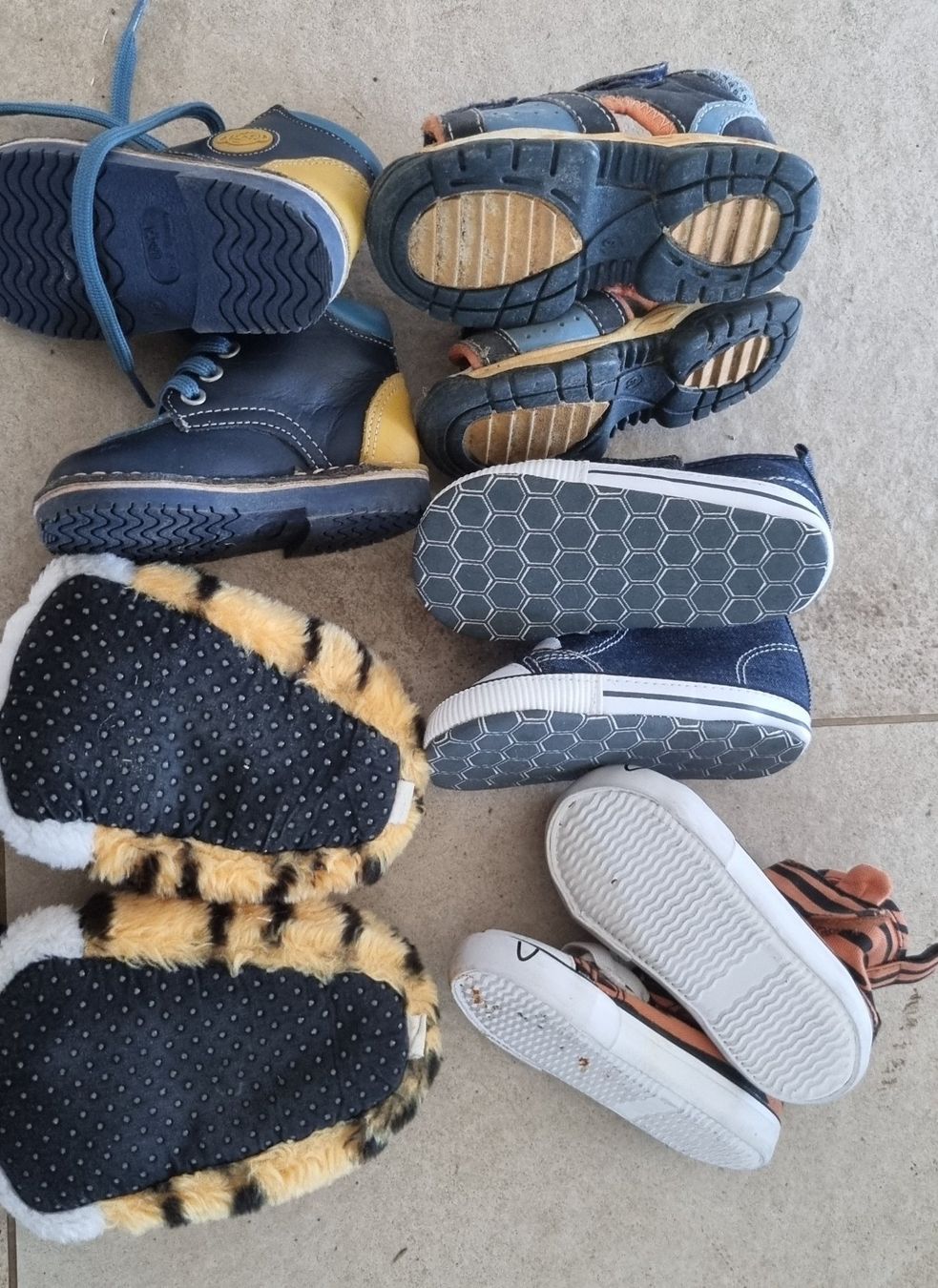 Scarpe per ragazzi: 5xSchuhe gr.18-19 – Usato da Grossdietwil venduto da GNOM313 1