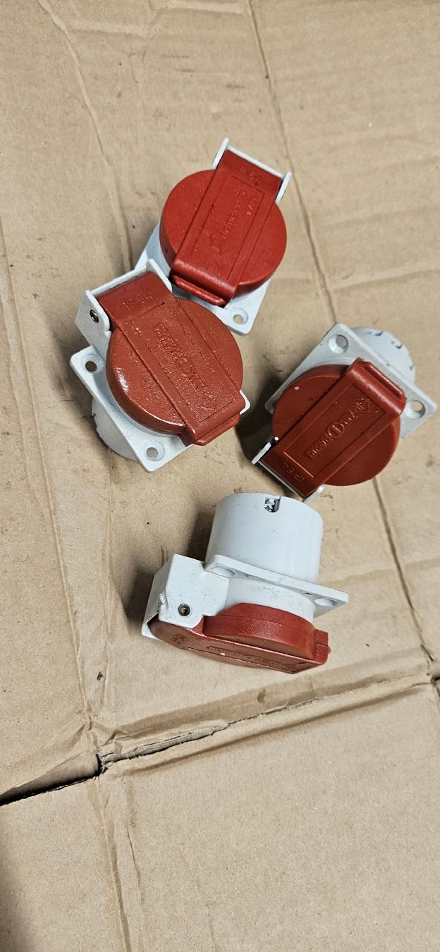 Feller Stecker: 4 Demelectric Einbausteckdosen 16A IP54  – Gebraucht aus Baar von Vel...Baar45 3