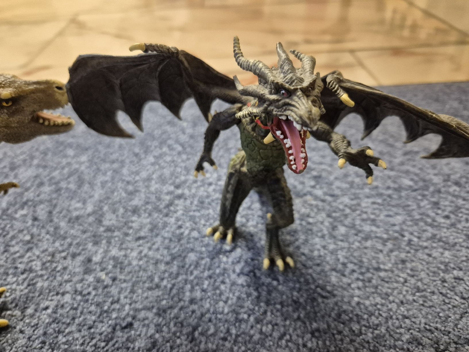 Spielzeuge: dinosaure, dragon et requin en plastique – Gebraucht aus Domat/Ems von ver_7q9b 1
