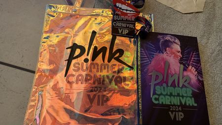 Pink VIP Fan Set - Summer Carnival