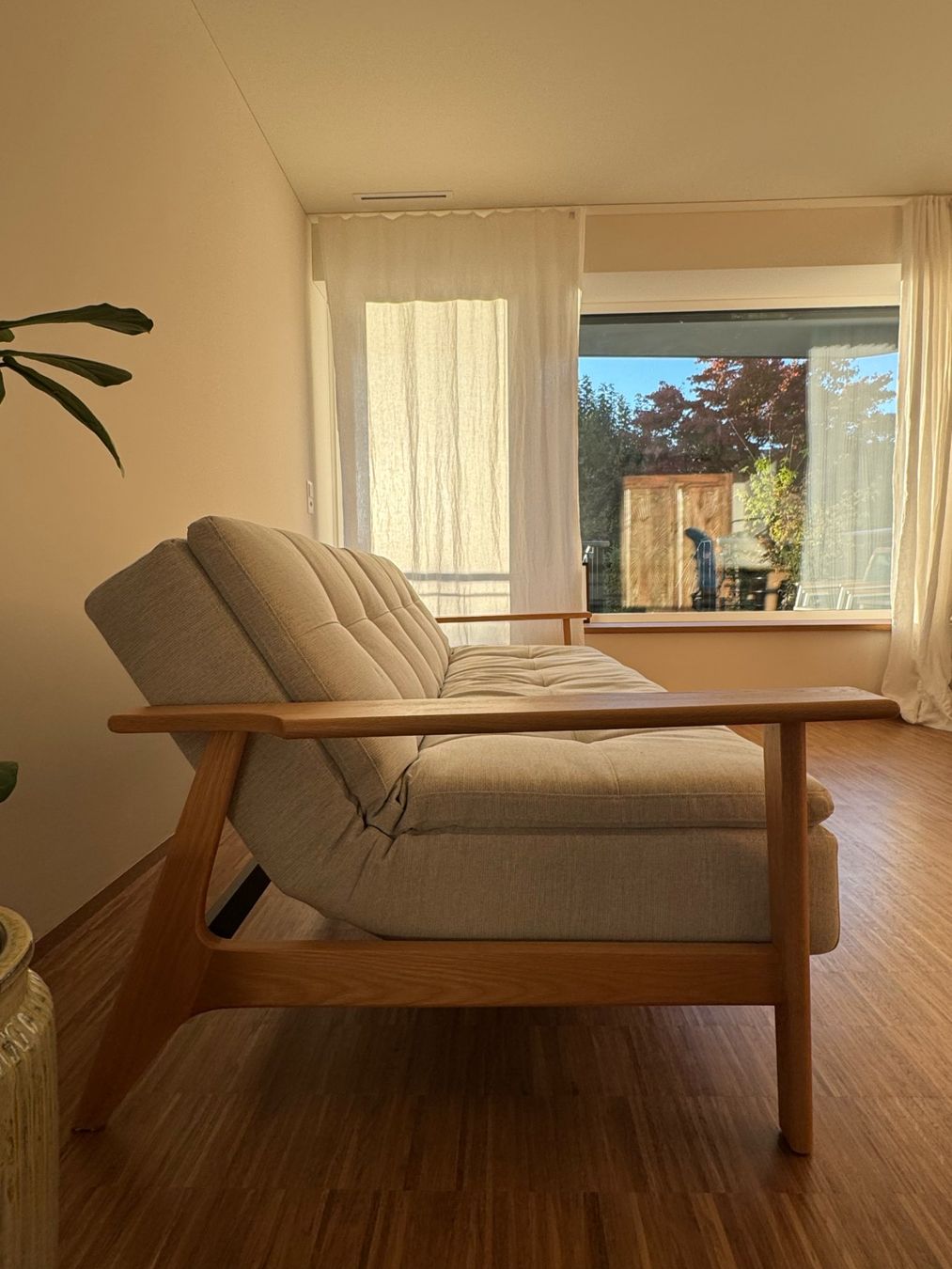 Divani: Bettsofa hellbeige mit Holzarmlehnen gebraucht Zustand – Usato da Meilen venduto da mauriceweber 6