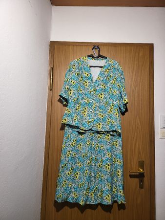 Ensemble fleuri vintage, jupe et chemisier assortis! 44