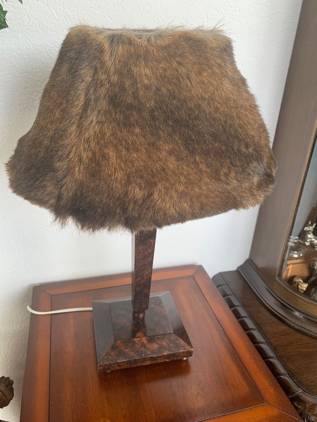Lampen: Äussert edle Designlampe mit Kunstfell Schirm – Gebraucht aus Rothrist von Oddymanliane