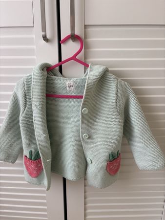 Strickjacke Gap mit Kapuze hellgrün Erdbeeren Grösse 68