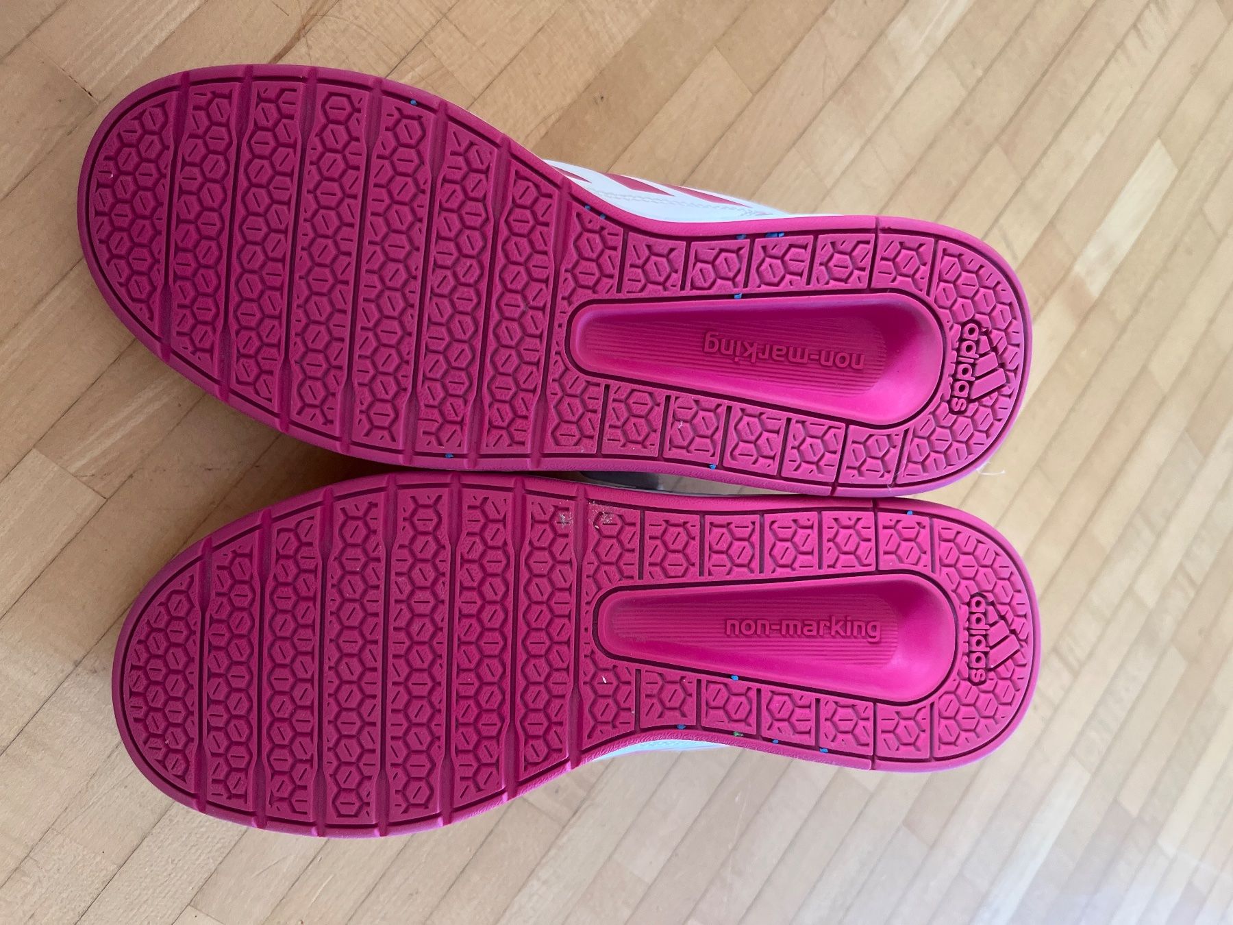 Adidas Schuhe für Mädchen: Adidas Turnschuhe non-marking Klett 36 – Gebraucht aus Horgen von Hoppelhase11 2